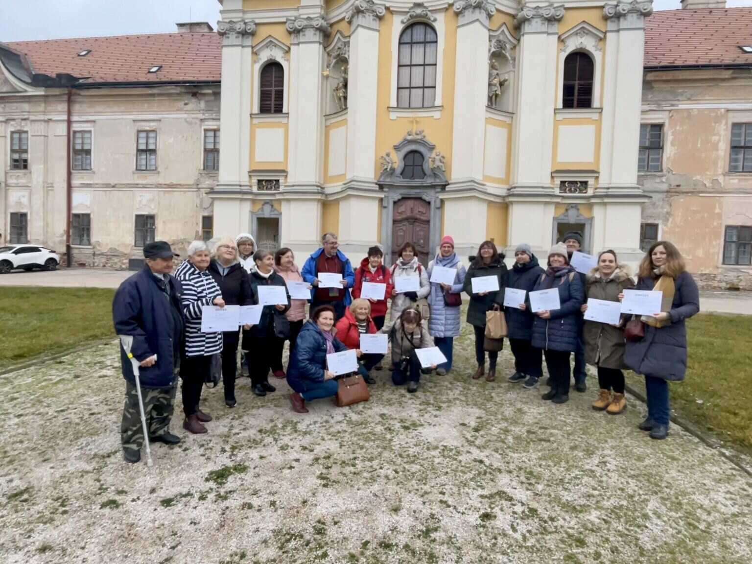 Skupina účastníkov Cesty za poznaním pri kláštore v Jasove
