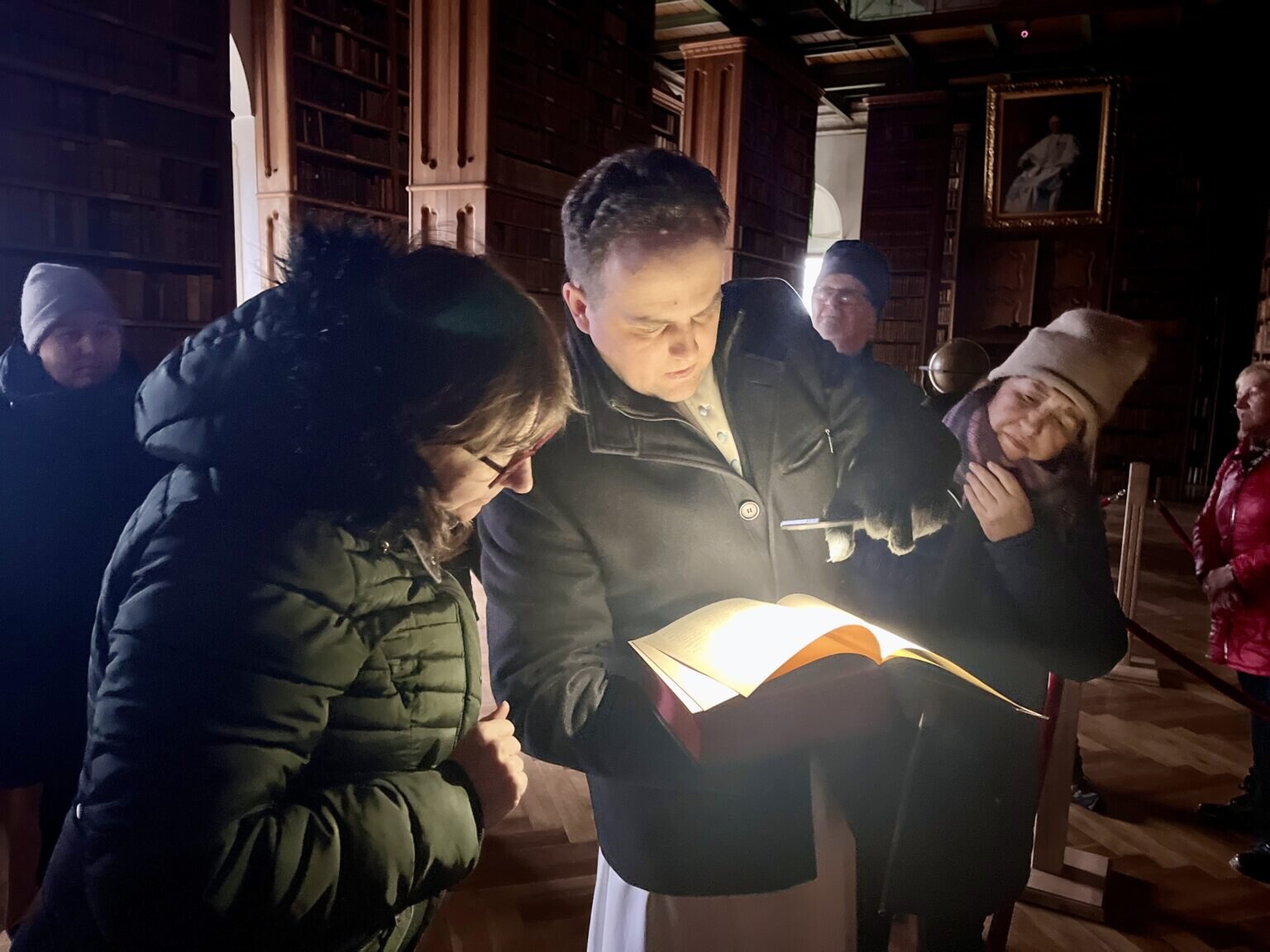 Účastníci projektu MACU si prezerajú historický rukopis