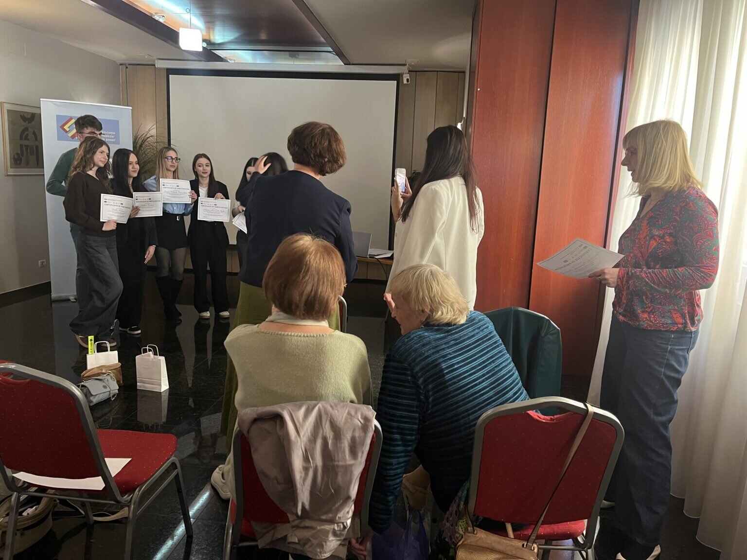 Účastníci dielne Power of Poetry počas spoločnej prezentácie