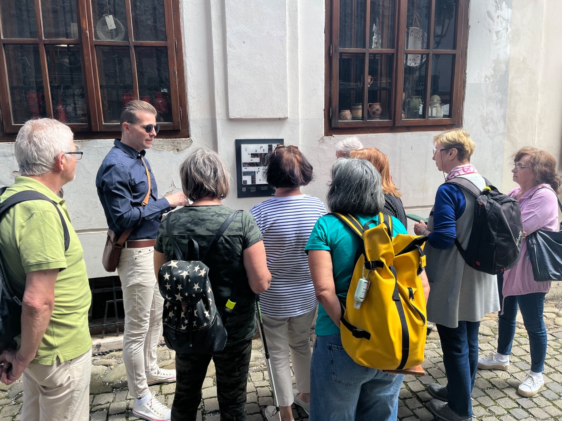Skupina počas komentovanej prehliadky historického miesta