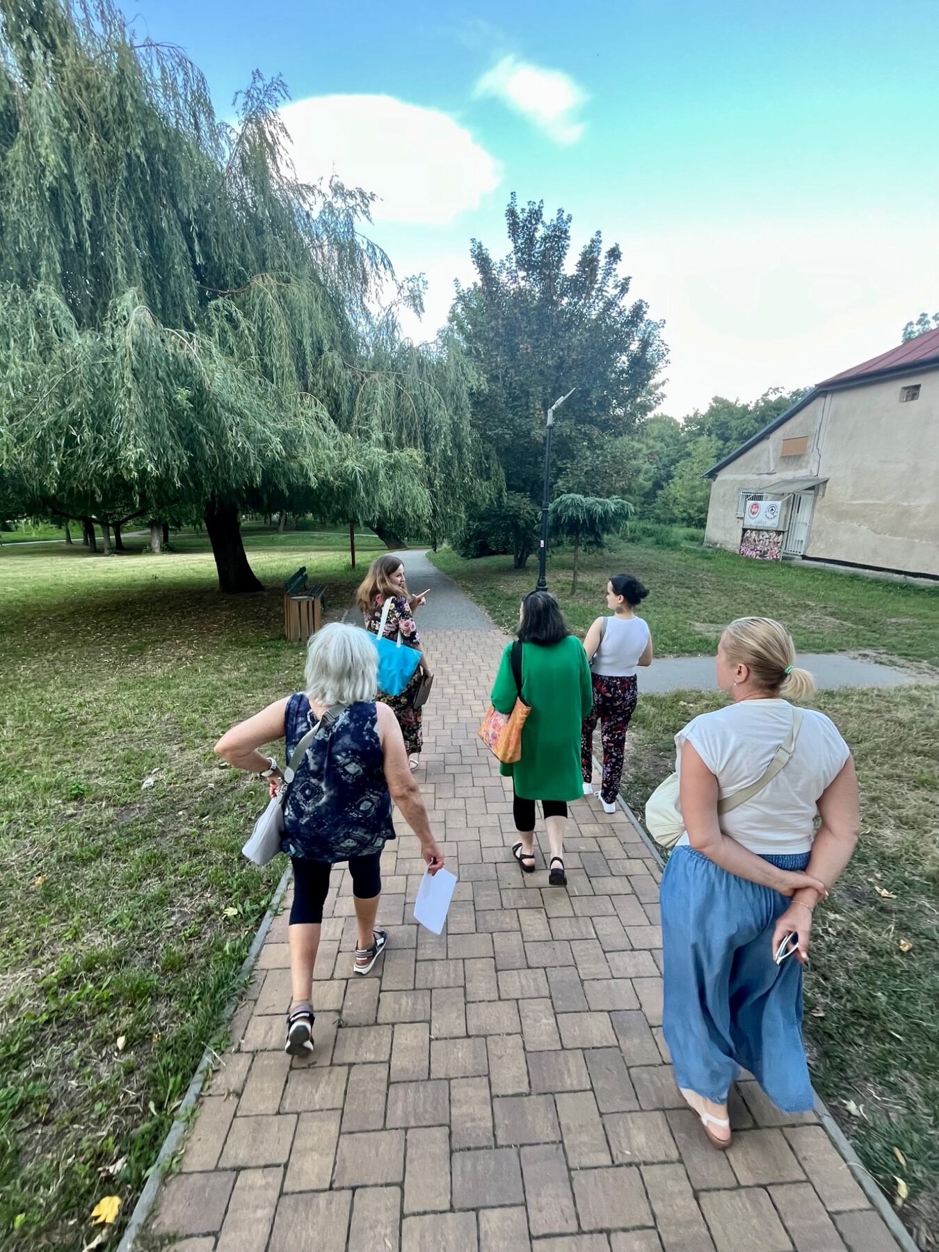 Účastníci vzdelávacej aktivity počas prechádzky v teréne