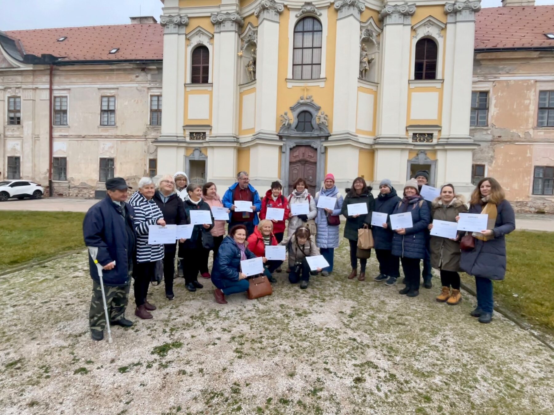 Účastníci projektu MACU počas Cesty za poznaním v Jasove