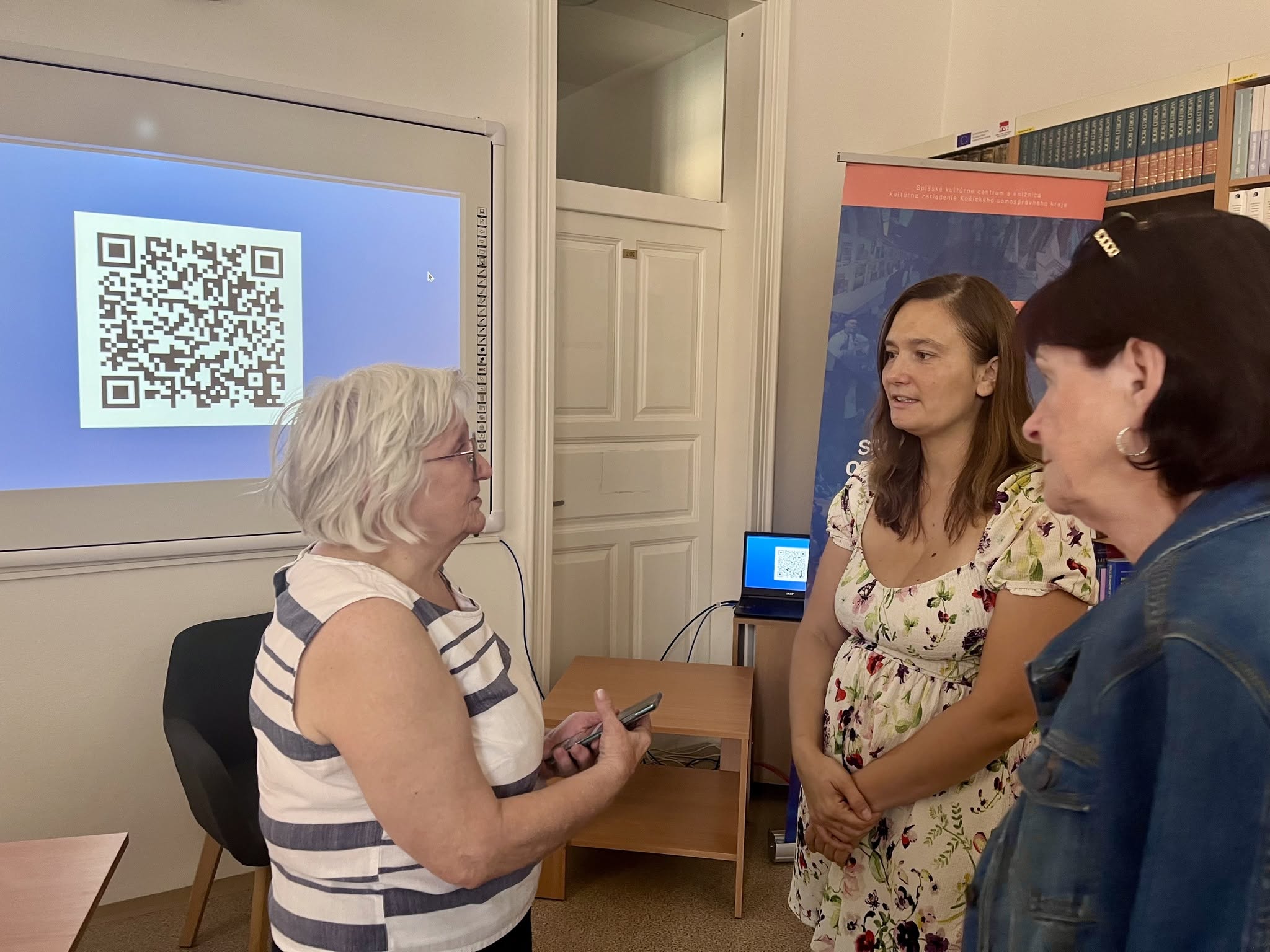 Lektorka diskutuje s účastníkmi pri aktivite s QR kódmi