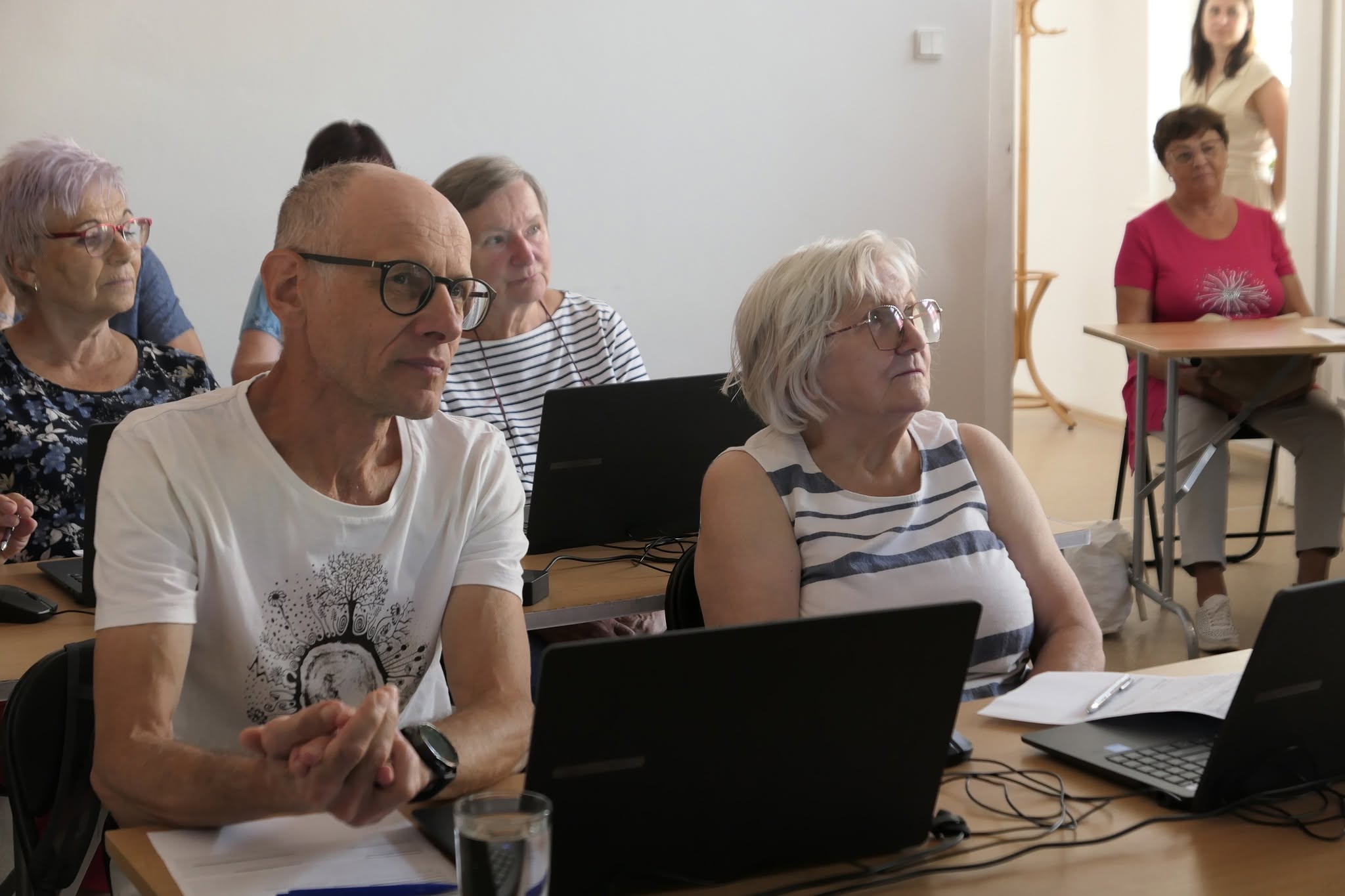 Účastníci počúvajú výklad počas prvého vzdelávacieho stretnutia SHAPE