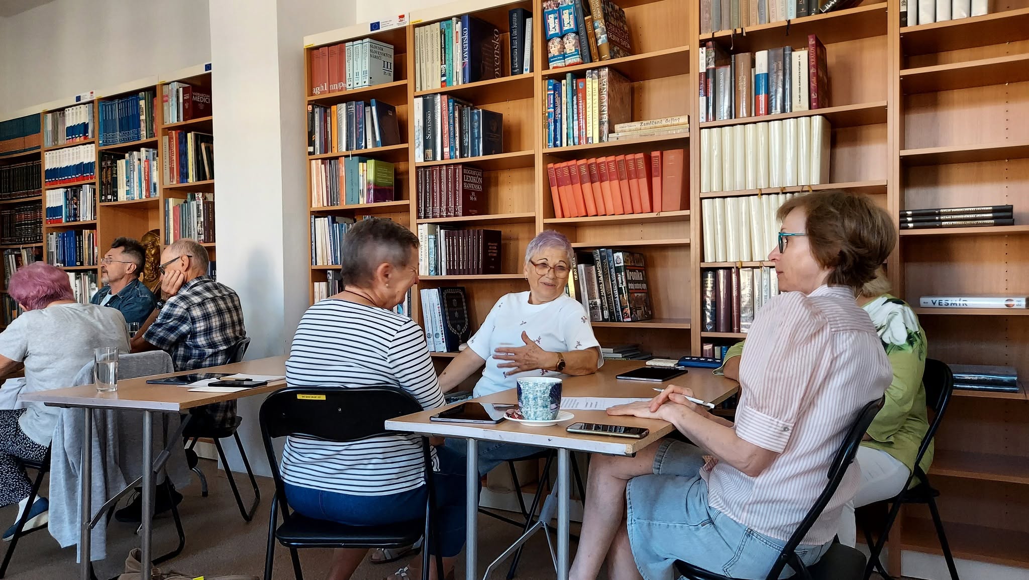 Skupinová diskusia počas lekcie o občianskej angažovanosti